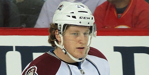 En hockeyspelare med vit hjälm, närbild.
