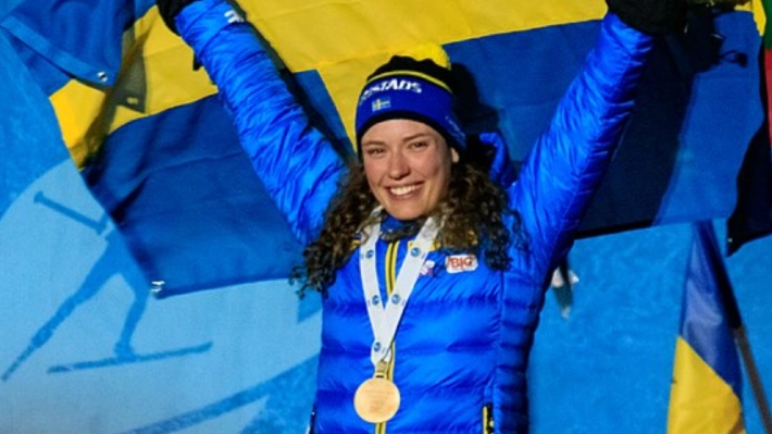 Hanna Öberg, skidskytte, firar efter en vinst